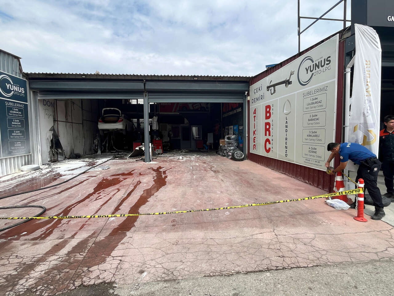 Oto tamircide patlama! İş yeri sahibi ağır yaralı 12